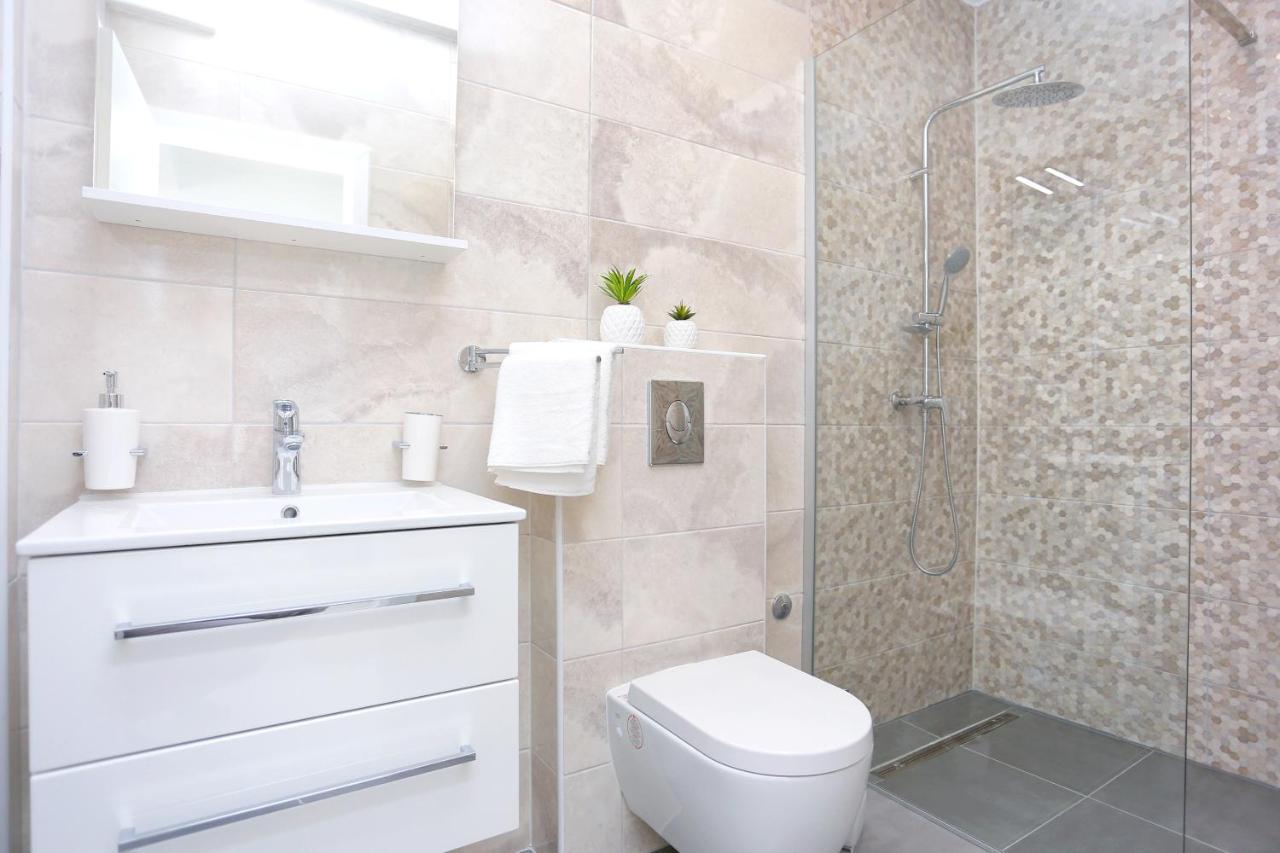 Family Friendly Apartments With A Swimming Pool Zivogosce - Porat, Makarska - 18150 Exteriör bild