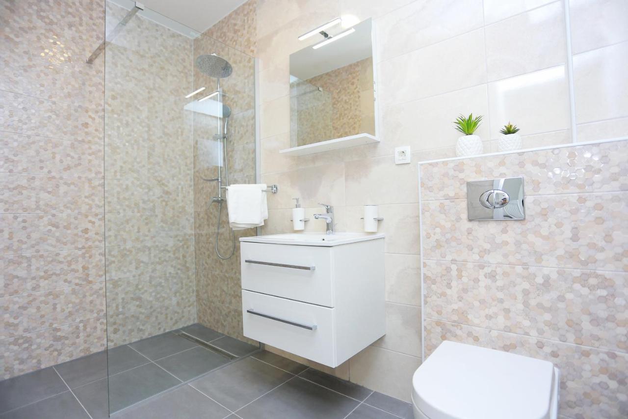 Family Friendly Apartments With A Swimming Pool Zivogosce - Porat, Makarska - 18150 Exteriör bild